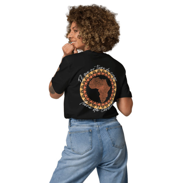 Él que no tiene de Congo - Unisex organic cotton t-shirt - Image 2